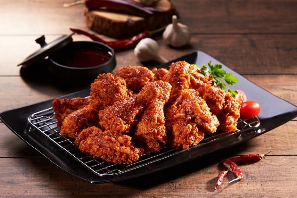 choongman-chicken-fried-chicken-red-chili-wooden-table