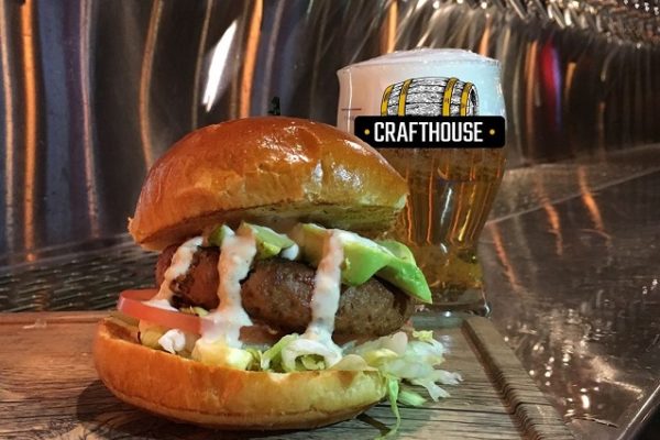 crafthouse-beer-glass-with-burger