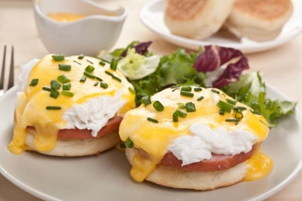 eggs-benedict-on-plate-with-salad
