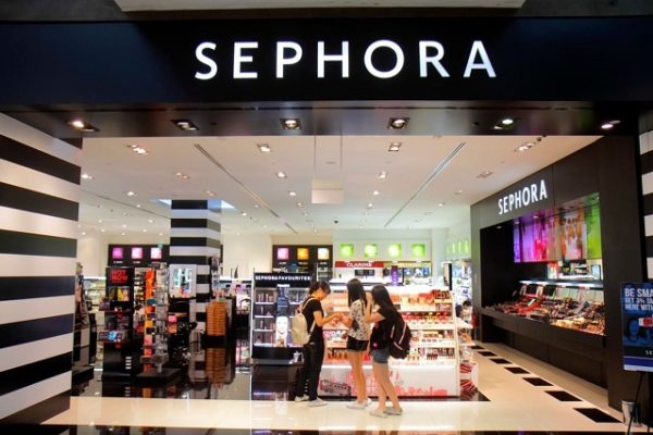 sephora-sign-on-storefront-black-wall-people-shopping