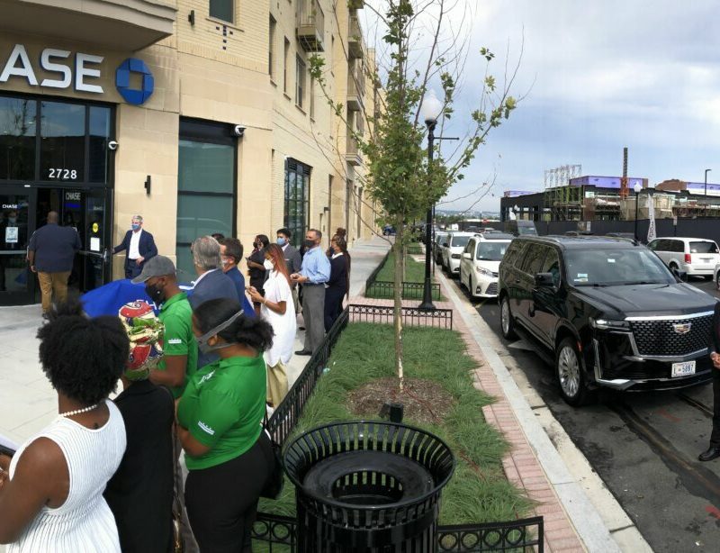 Chase-Innovative-Branch-in-Skyland-Town-Center-in-Southeast-D.C