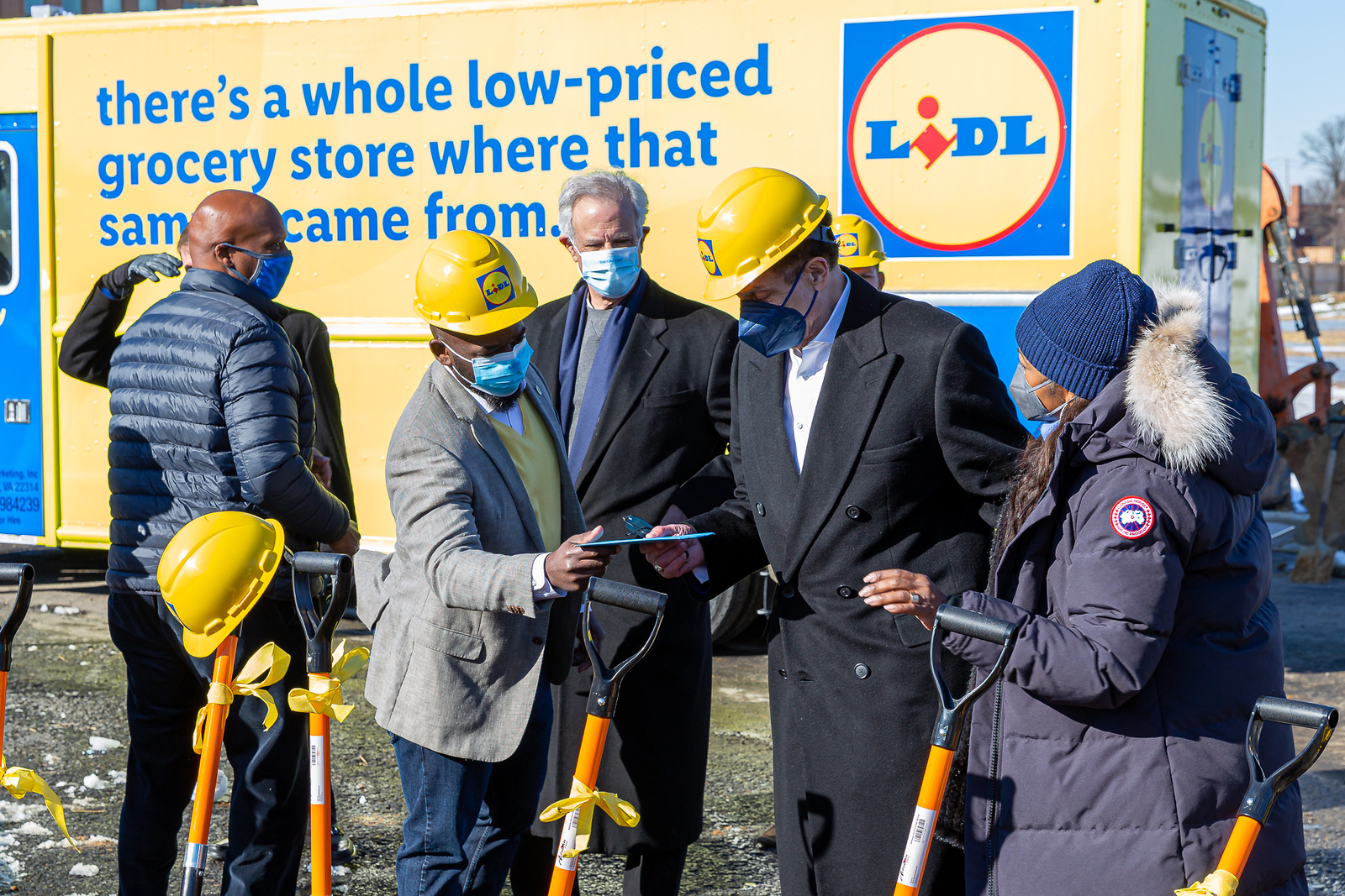 lidl-ground-breaking-participants-look-at-clipboard