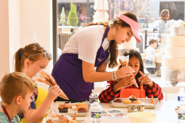 danas_cake_shoppe_4 female baker helping kids decorate cakes